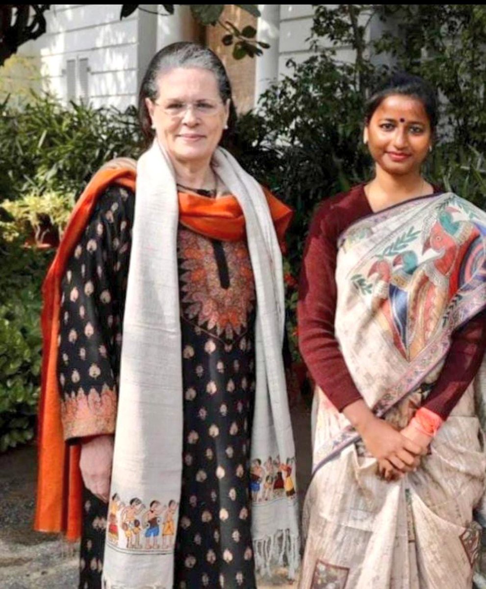 AmbaPrasadINC's tweet photo. जब हौसला बना ����िया 
ऊंची  उड़ान का,
फिर देखना फिजूल है 
कद आसमान का। 

बड़कागांव और हजारीबाग के जनसंघर्ष के लिए मेरे पिताजी और माताजी ने कई वर्षों तक यातनाएं झेली हैं। अब वही कुचक्र सरकारी एजेंसियों के माध्यम से मेरे खिलाफ चलाया जा रहा है। दो दिन से हमारे आवास पर छापेमारी के नाम… https://t.co/hV2jkXC9nX