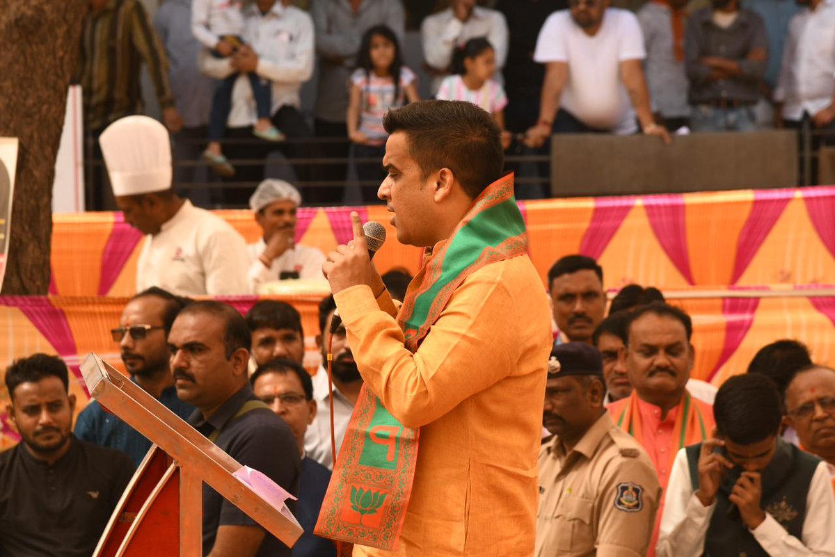 sanghaviharsh's tweet photo. ગાંધીનગર ખાતે ભારતીય જનતા પાર્ટી ગાંધીનગર તાલુકા મંડળ તથા ગાંધીનગર દક્ષિણ વિધાનસભાના જનસંપર્ક કાર્યાલય " વૈકુંઠ ૨ " ના શુભારંભ કાર્યક્રમમાં વિવિધ મહાનુભાવો સાથે ઉપસ્થિત રહેવાનો અવસર મળ્યો. 

નૂતન કા���્યાલય માટે ૩૫-ગાંધીનગર દક્ષિણ વિધાનસભાના ધારાસભ્ય શ્રી @AlpeshThakor_ ને અભિનંદન પાઠવીને લોકસેવાના કાર્યોમાં અગ્રેસર રહેવા શુભકામનાઓ પાઠવી.