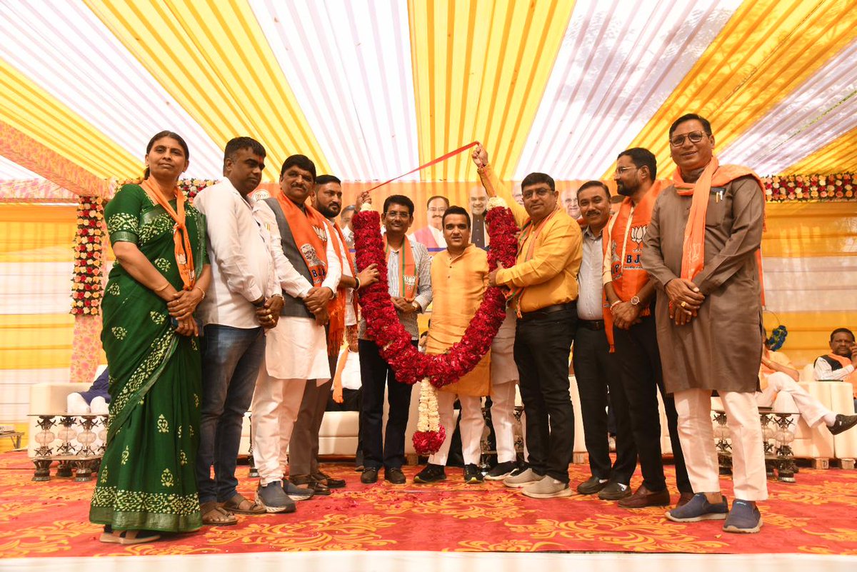sanghaviharsh's tweet photo. ગાંધીનગર ખાતે ભારતીય જનતા પાર્ટી ગાંધીનગર તાલુકા મંડળ તથા ગાંધીનગર દક્ષિણ વિધાનસભાના જનસંપર્ક કાર્યાલય " વૈકુંઠ ૨ " ના શુભારંભ કાર્યક્રમમાં વિવિધ મહાનુભાવો સાથે ઉપસ્થિત રહેવાનો અવસર મળ્યો. 

નૂતન કા���્યાલય માટે ૩૫-ગાંધીનગર દક્ષિણ વિધાનસભાના ધારાસભ્ય શ્રી @AlpeshThakor_ ને અભિનંદન પાઠવીને લોકસેવાના કાર્યોમાં અગ્રેસર રહેવા શુભકામનાઓ પાઠવી.