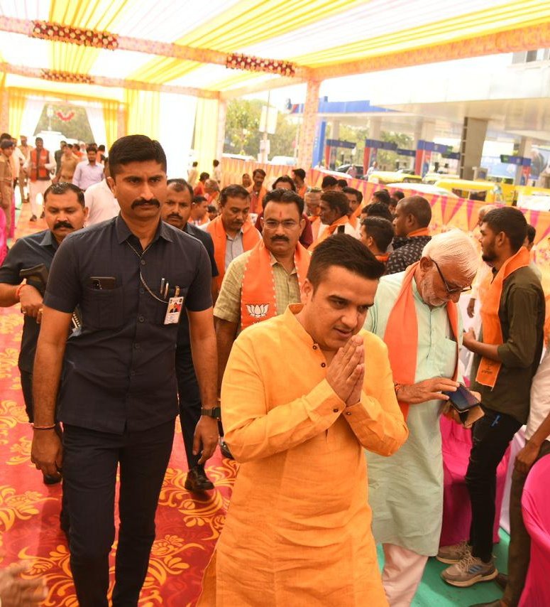 sanghaviharsh's tweet photo. ગાંધીનગર ખાતે ભારતીય જનતા પાર્ટી ગાંધીનગર તાલુકા મંડળ તથા ગાંધીનગર દક્ષિણ વિધાનસભાના જનસંપર્ક કાર્યાલય " વૈકુંઠ ૨ " ના શુભારંભ કાર્યક્રમમાં વિવિધ મહાનુભાવો સાથે ઉપસ્થિત રહેવાનો અવસર મળ્યો. 

નૂતન કા���્યાલય માટે ૩૫-ગાંધીનગર દક્ષિણ વિધાનસભાના ધારાસભ્ય શ્રી @AlpeshThakor_ ને અભિનંદન પાઠવીને લોકસેવાના કાર્યોમાં અગ્રેસર રહેવા શુભકામનાઓ પાઠવી.