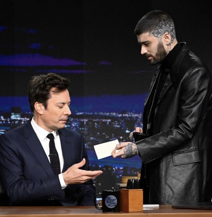 bell_dawn's tweet photo. Zaynie didnโt say one thing! ๐๐๐ Yes, no words necessary! Looking Zot! This Friday, get ready people! We have to stream our faces off๐ฅ๐ฅ๐ฅ๐ฅ#Zayn #ZaynMalik #Fallonshow #RoomUnderTheStairs ๐ค๐ค๐ค https://t.co/M6q5gGyOpH