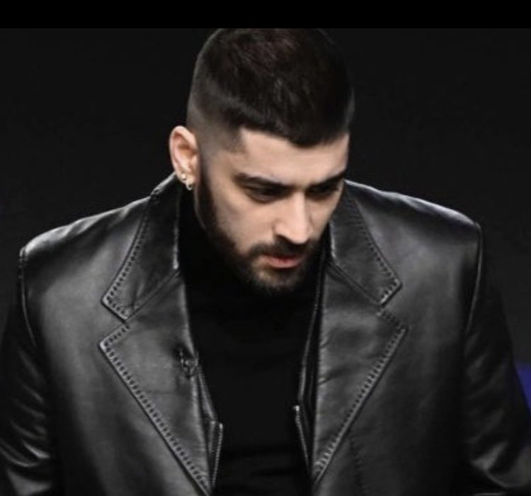 bell_dawn's tweet photo. Zaynie didnโt say one thing! ๐๐๐ Yes, no words necessary! Looking Zot! This Friday, get ready people! We have to stream our faces off๐ฅ๐ฅ๐ฅ๐ฅ#Zayn #ZaynMalik #Fallonshow #RoomUnderTheStairs ๐ค๐ค๐ค https://t.co/M6q5gGyOpH