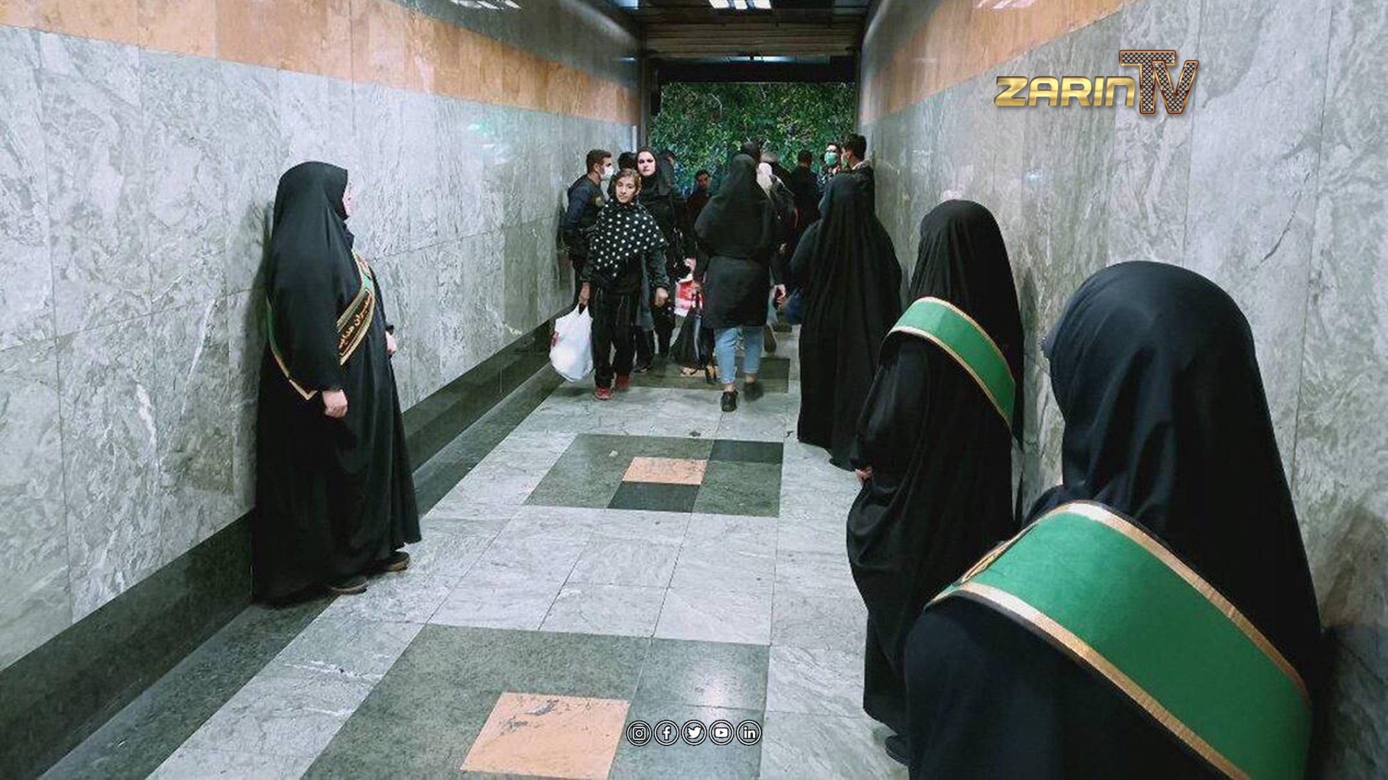 استخدام حجاب بان ها در میدان های هوایی ایران به منظور کنترول لباس و حجاب مسافران