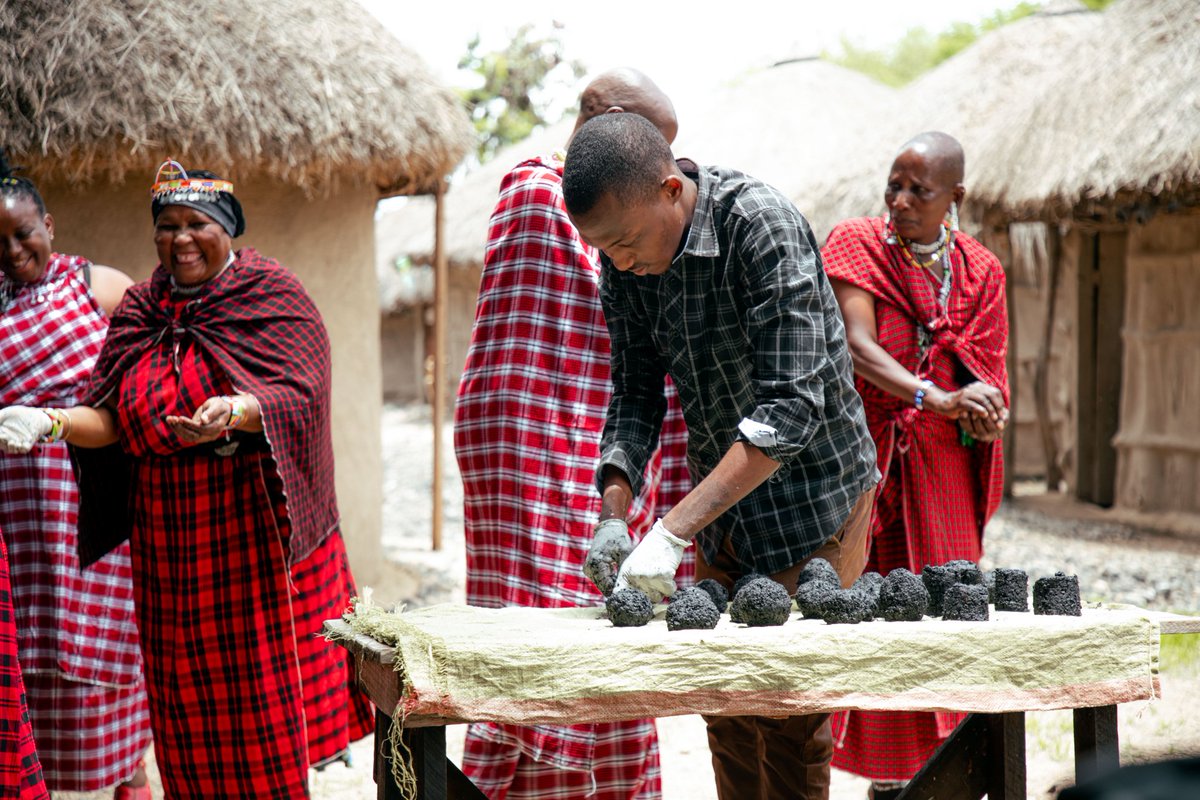 climatehubTz's tweet photo. Golden hours; young people leading transformative changes✨

By providing Maasai women with access to charcoal briquettes, we empower them to evade the harmful effects of traditional firewood, safeguarding both their health and the environment from pollution. https://t.co/jCpUB2R22h