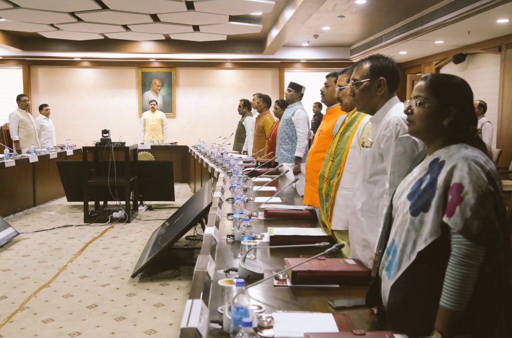 मुख्यमंत्री डॉ. मोहन यादव की अध्यक्षता में मंत्रिपरिषद की बैठक आज मंत्रालय में राष्ट्रीय गीत 'वंदे मातरम्' के गान के साथ आरंभ हुई। @DrMohanYadav51 #JansamparkMP