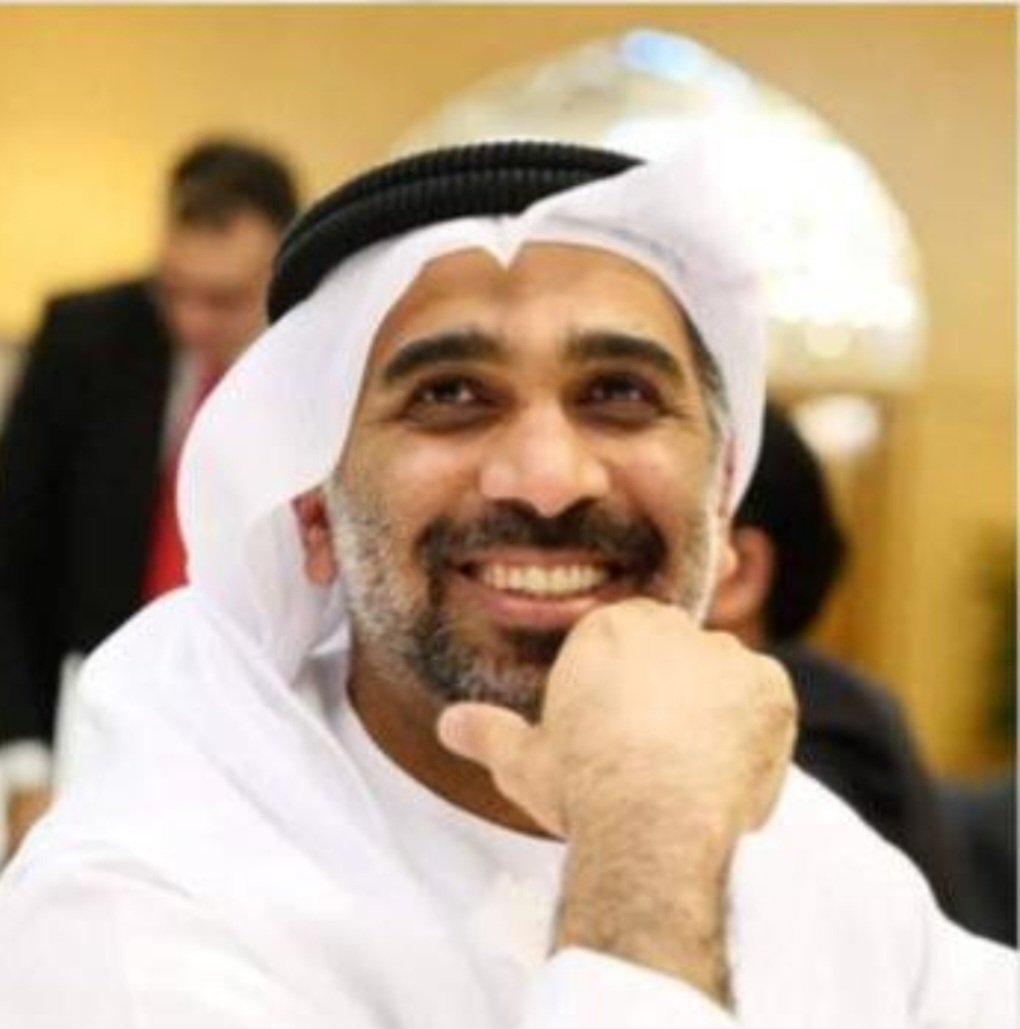 إن قلت شكراً فشكري لن يوفيه يتعامل بأخلاقه قبل مهنته تتشرف بمعرفته قبل أن تلقاه يُريح نفسيتك قبل جسمك يزرع فيك الثقة يهوّن مصيبتك ينطبق عليه لقب ملاك الرحمة أصبح دوائي قبل علاجي إنه مستشار الجراحة العامة في مستشفى راشد (علي خمّاس) اللهم إجعل سعادة الدنيا والآخرة من نصيبه