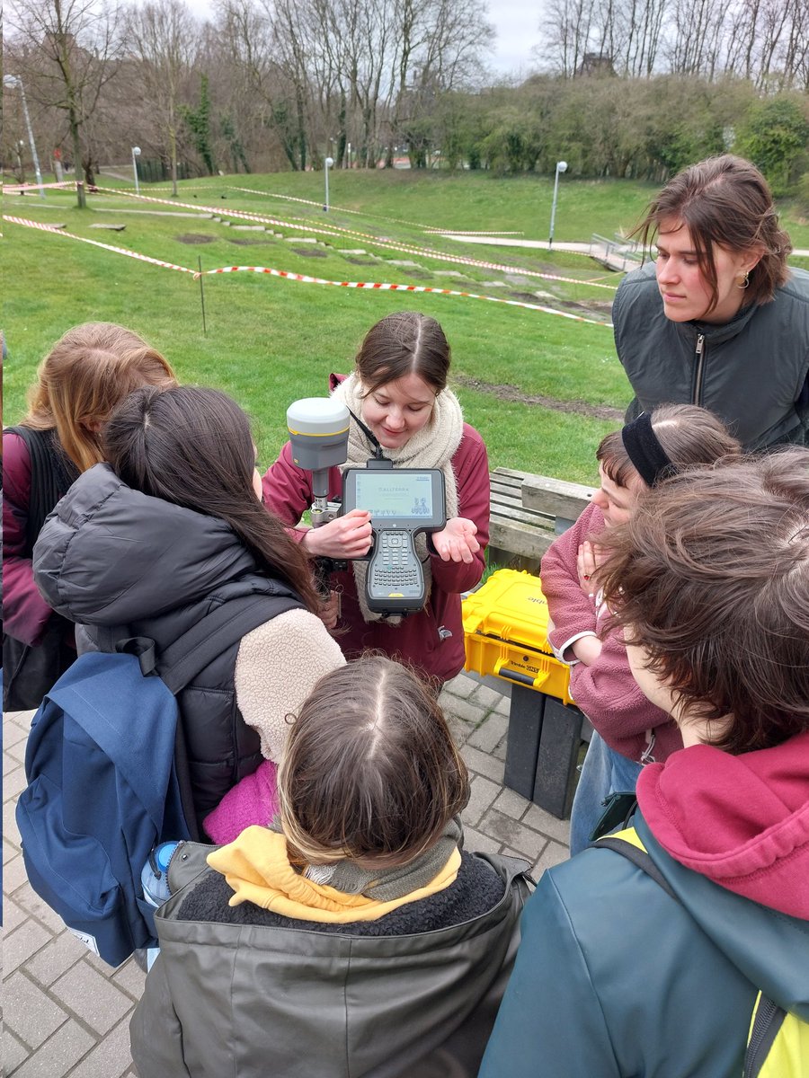 Introduction to our Trimble GPS on the campus for our @VUBrussel Archaeology undergraduates. Next week they go for the first time into the field 🤠 @AMGC_VUB