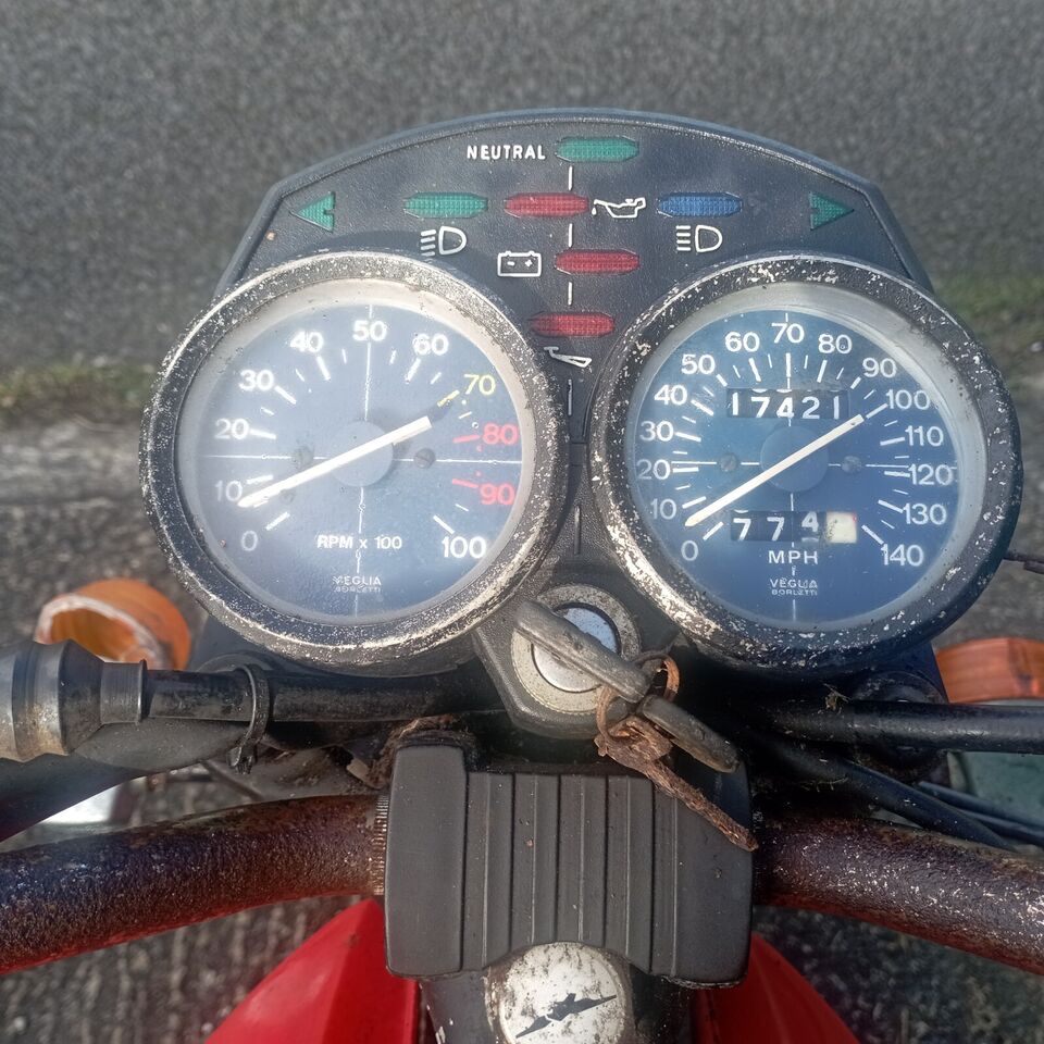BarnFindsUK's tweet photo. Ad: Moto Guzzi V50 MK2 - "Engine seized from standing I believe"
On eBay here -->> https://t.co/XsKpef7JFJ
#MotoGuzziV50MK2 #ClassicBikesForSale #MotorcycleRestoration #BikeProject #MotorcycleEnthusiast #BarnFind #RetroRides https://t.co/87RRkxvexb