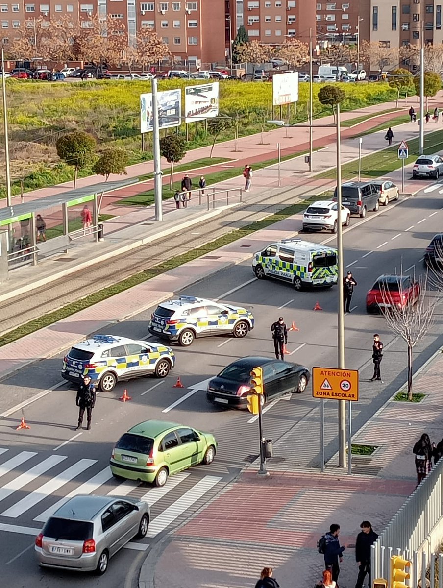 PoliciaParla's tweet photo. En choque frontal, los cinturones de seguridad reducen en 90% el riesgo de muerte en caso de accidente. Usar el #cinturón de seguridad y 🛑#SRI (sistema de retención infantil) adecuado es esencial 💪🏼🚘. Por eso, nos sumamos a campaña de vigilancia de @DGTes. https://t.co/niIPW6epJp