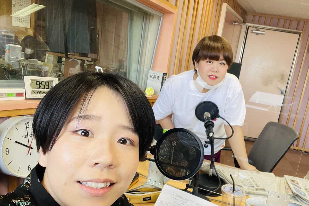 smzmsm's tweet photo. 【ご報告】
先程KBS京都ラジオ『天才ピアニストと澤武のせやけどアレやね！』にて3月いっぱいで卒業させていただく事を発表しました

まだ何の賞レースも勝った事のない私達に冠レギュラーを1番最初にくださった番組に感謝しかないです！

ラスト2回木曜10時〜14時聴いてね💜
⬇️ま〜ぶる開始当初写真☺️ https://t.co/jI7GHOSKqm