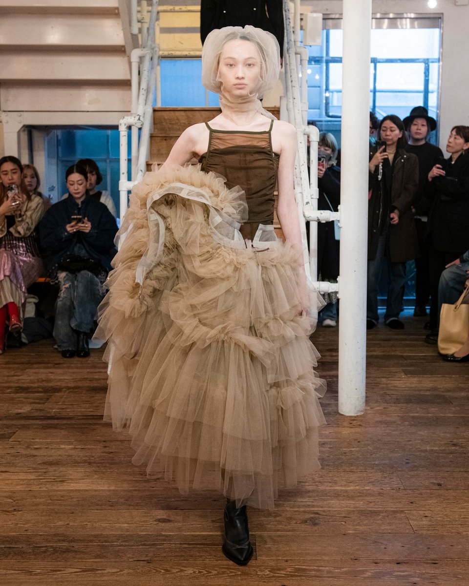 全てのスタッフが自身のバレエカンパニーの一員。

1人のバレリーナが日々の練習を重ね、プリマへと駆け上がっていく軌跡を描いたようなコレクションを発表したチカ キサダ。【2023-24年秋冬 東コレ速報】
trib.al/7a9ca51