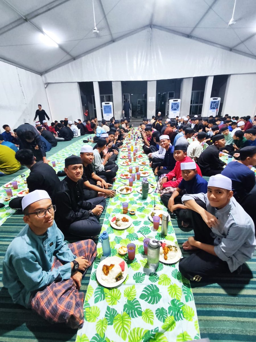 Alhamdulillah Suasana iftar pertama pelajar SBI YMSU sesi 2024. Ramadan Kareem🌹 #MemaknaiIlmu #MembinaInsan #MencontohAdab #SekolahBinaInsan #TahfizAkademik #We❤️SBIYMSU