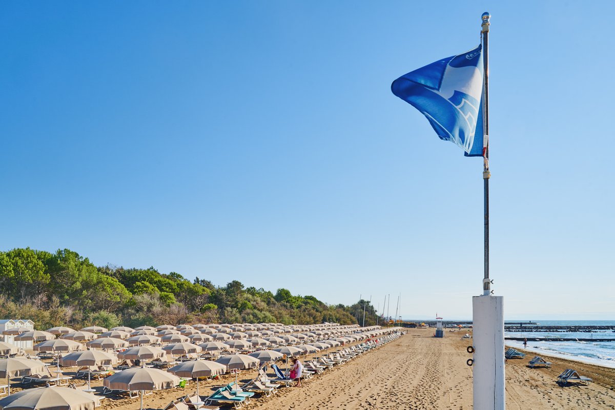 caorletourism's tweet photo. Il mare cristallino 🌊 la sabbia dorata 🏖 e la pineta lussureggiante che gli protegge le spalle 🌳 fanno di 𝐃𝐮𝐧𝐚 𝐕𝐞𝐫𝐝𝐞 il luogo ideale per una vacanza tranquilla e immersa nel verde! 🤩
.
#dunaverde #scopricaorle #caorle #caorlexp #visitveneto @TurismoVeneto https://t.co/vHD77h8UZw