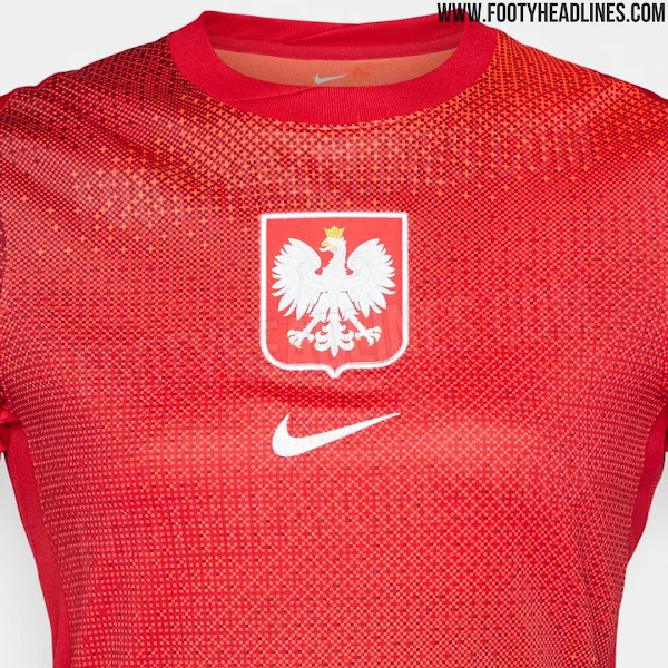 🇵🇱 Polska 2024.

Cóż, skoro już oficjalnie koszulki wyciekły (szkoda, że w wersji stadium) to pozwolę sobie na opis.

⚪ Dom - klasyczny trykot bez fajerwerków gdzie uwagę przykuwa centralny układ i godło sporej (max przepisowo) wielkości co jest spójne z nową kolekcją Nike i ma