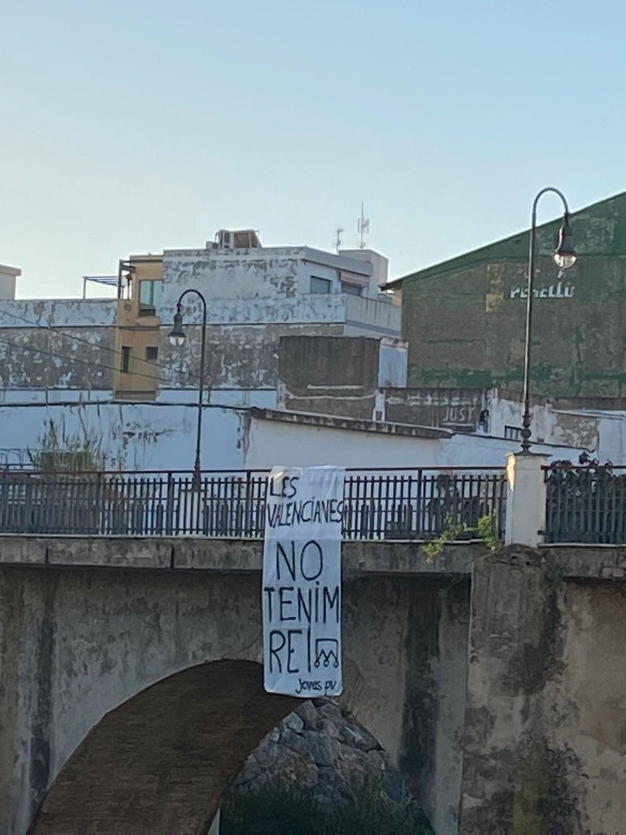 JovesPV's tweet photo. Les valencianes no tenim rei! 

Hui venen els Reis a Gandia i nosaltres ho tenim clar, ara i sempre: República Valenciana!

No sou benvinguts! https://t.co/kaQ8tJaf4h