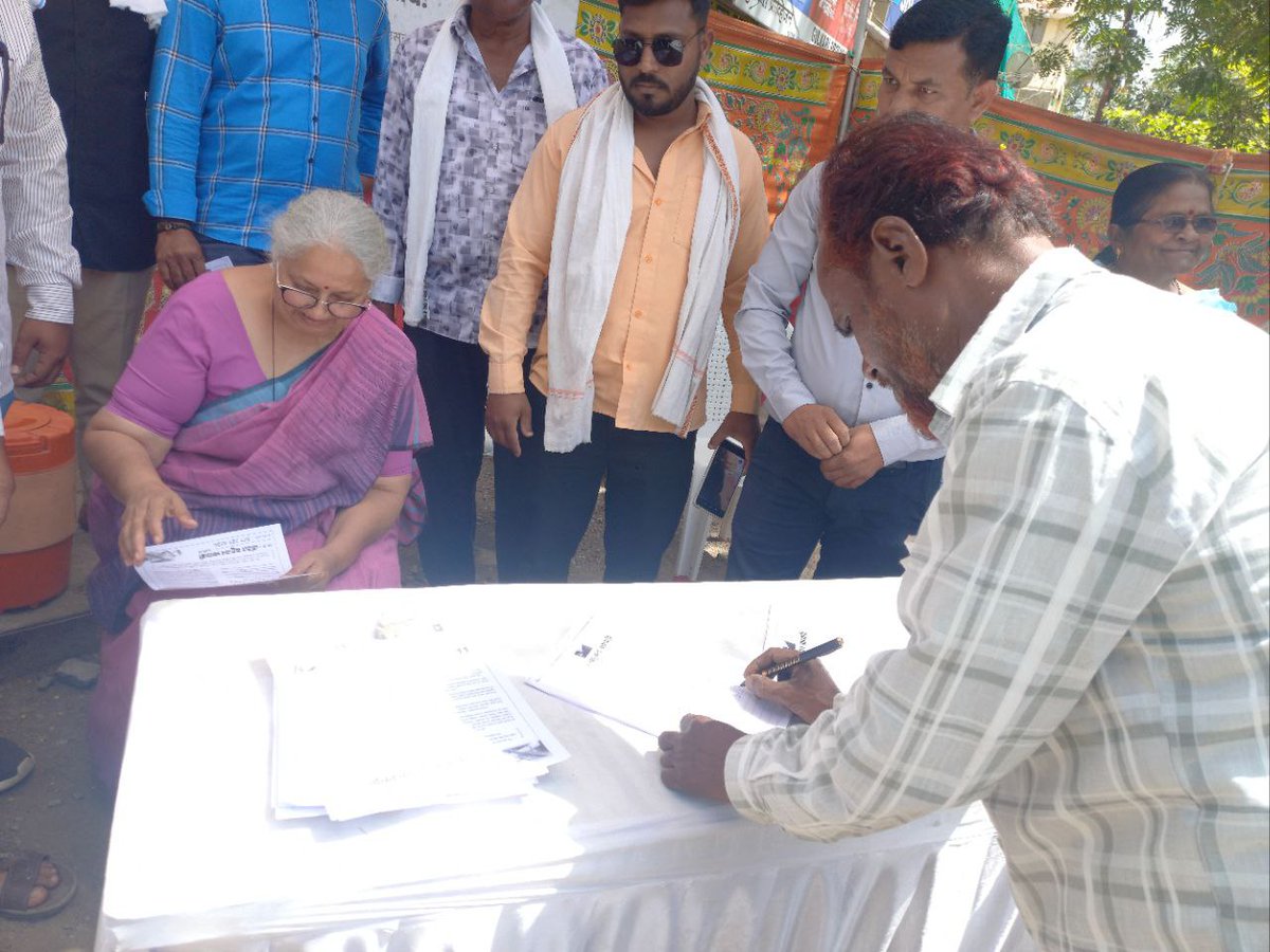 VBA4Akola's tweet photo. वंचित बहुजन आघाडी तर्फे जाहीर
निषेध...निषेध...निषेध...

अवाजवी आणि बेकायदेशीररित्या कर वसुली विरोधात वंचित बहुजन आघाडीचे "एक मिस्ड कॉल एक स्वाक्षरी" अभियानांतर्गत वंचित बहुजन आघाडीचे राष्ट्रीय नेते "मा. प्रा. अंजलीताई आंबेडकर" ह्यांनी सातव चौक, अकोला येथून अभियानाची सुरवात केली. https://t.co/pgmEkKtwWA