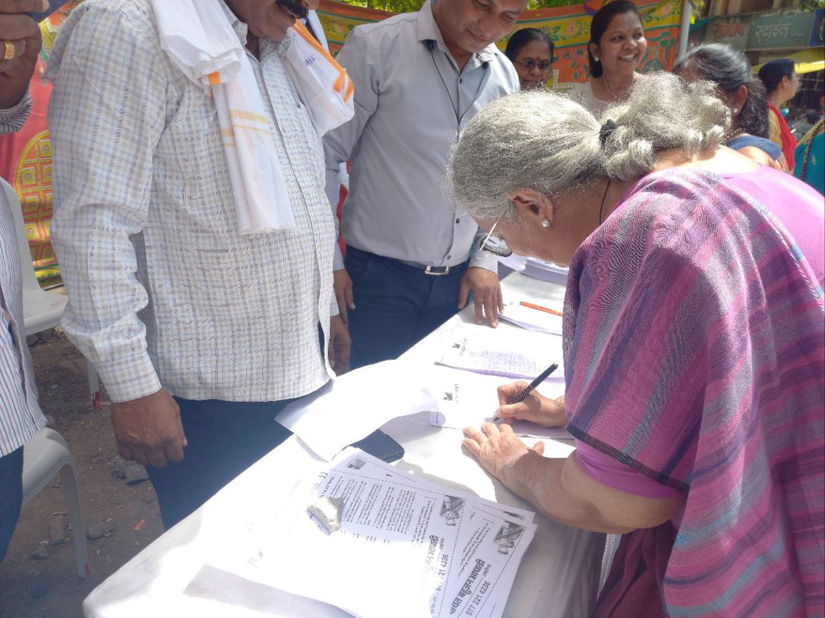 VBA4Akola's tweet photo. वंचित बहुजन आघाडी तर्फे जाहीर
निषेध...निषेध...निषेध...

अवाजवी आणि बेकायदेशीररित्या कर वसुली विरोधात वंचित बहुजन आघाडीचे "एक मिस्ड कॉल एक स्वाक्षरी" अभियानांतर्गत वंचित बहुजन आघाडीचे राष्ट्रीय नेते "मा. प्रा. अंजलीताई आंबेडकर" ह्यांनी सातव चौक, अकोला येथून अभियानाची सुरवात केली. https://t.co/pgmEkKtwWA