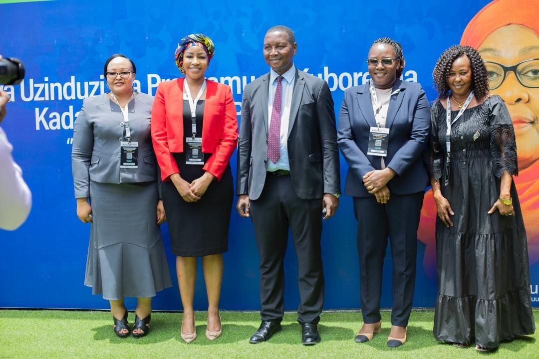 TransformingL15's tweet photo. Wanaonekana katika picha ni baadhi ya wanachama wa @ten_met wakiongozwa na Mwenyekiti wa Bodi, Bi. @FarajaNyalandu, wakiwa katika tukio la uzinduzi wa Programu ya Kuboresha Kada ya Ualimu (GPE TSP) uliofanyika leo katika ukumbi wa Diamond Jubilee, jijini Dar es Saalam. https://t.co/OZEoFNUGeW