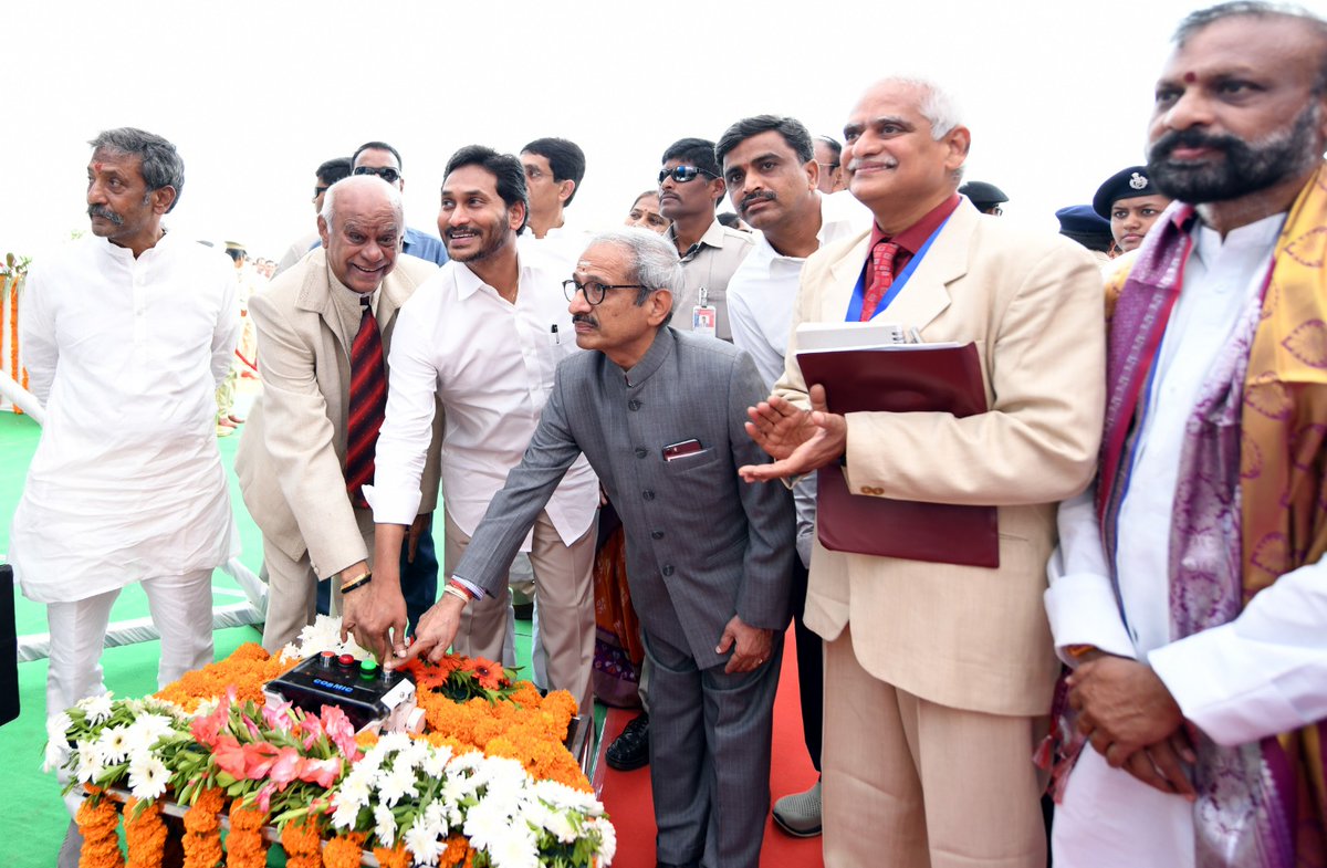 కర్నూలు జిల్లా, కల్లూరు మండలం, లక్ష్మీపురం జగన్నాథగట్టులో 'లా యూనివర్సిటీ' పనులకు శంకుస్థాపన చేసిన సీఎం శ్రీ వైఎస్ జగన్. భూమి పూజతో భవన నిర్మాణ పనులను ప్రారంభించిన సీఎం. లా వర్సిటీ పైలాన్ ఆవిష్కరణ. 150 ఎకరాల్లో రూ.1,011 కోట్ల వ్యయంతో నేషనల్ లా యూనివర్సిటీ నిర్మాణం. #LawUniversity