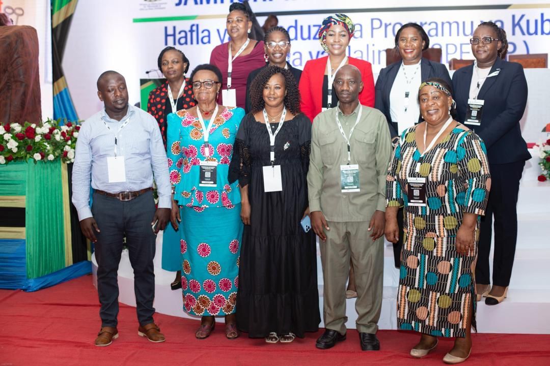 TransformingL15's tweet photo. Ambapo mgeni rasmi akimwakilisha Rais alikuwa ni Mhe. Dotto Biteko, Naibu Waziri Mkuu na Waziri wa Nishati. Programu hii inamlenga #mwanafunzi kwa kuzingatia mabadiliko ya mifumo iliyoboreshwa, mipango, usimamizi na usawa wa kijinsia katika Kada ya Ualimu. #tunaboreshaelimuyetu https://t.co/HEL4IWi7QR