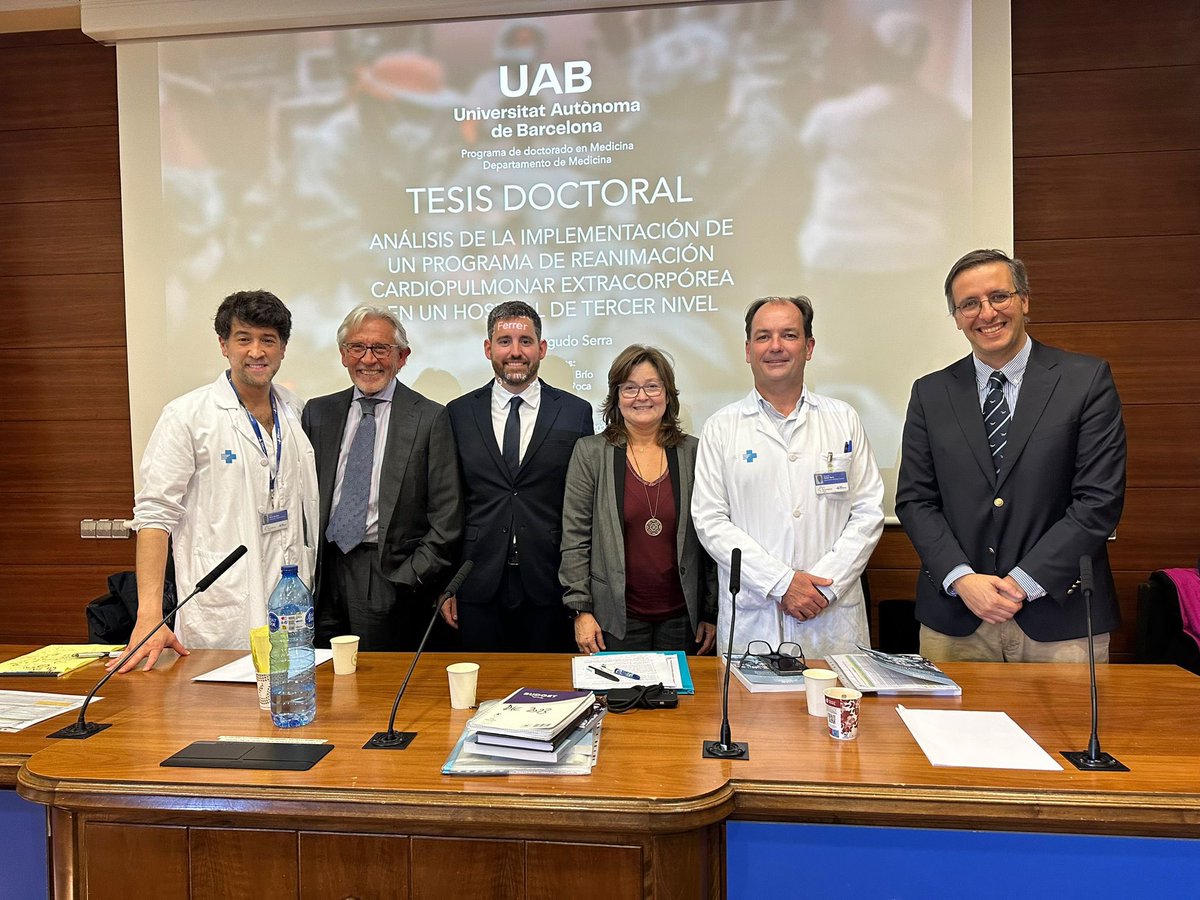 UCI_vhebron's tweet photo. Presentació de la tesi doctoral del Dr.@EduardArgudo. Implementació del programa de reanimació cardiopulmonar extracorpòria. Ha sigut mereixedora de la qualificació d'excel·lent. Gran reconeixement a la dedicació i esforç de tot l'equip.@ferrer_ricard  @jrdelbrio @VHIR_  #ECPR https://t.co/AvIpABCDwV