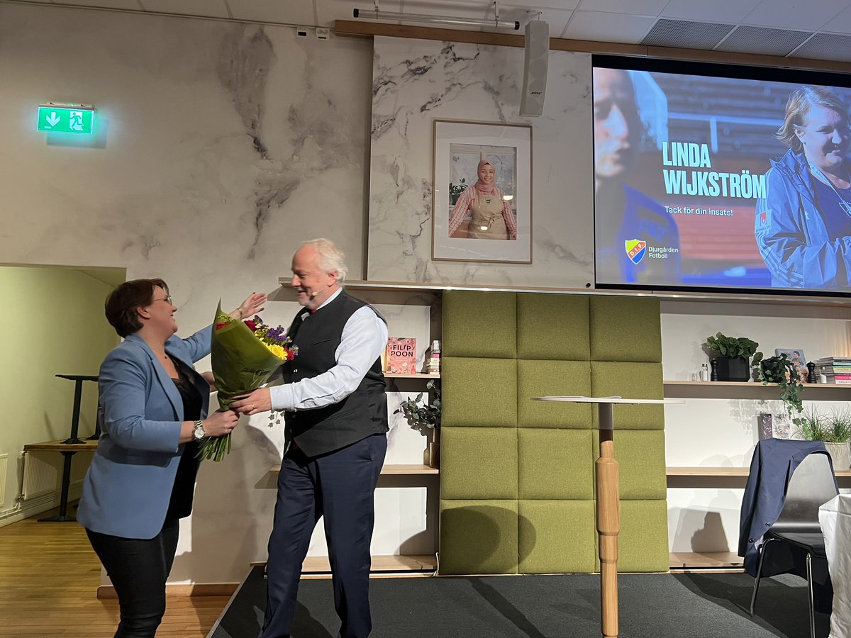 (Sw) Fenomenale <a href="/LindaWIjkstrom/">Linda Wijkström</a> avtackades ur styrelsen i <a href="/DIF_Fotboll/">Djurgården Fotboll</a> igår. Wijkström har ett nytt jobb som verksamhetsutvecklare på Svensk Fotboll som inte går att kombinera med en styrelsepost i DIF. Hon blir emellertid kvar på ett hörn och ersätter nu giganten Hans von