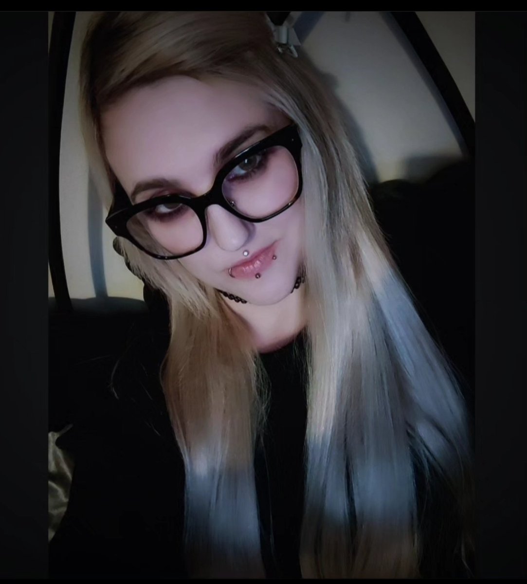PhoenixRose_'s tweet photo. New har day β¨π
#foxylocks #haircare #hair #Glasses #blonde #selfie #GoodMorningWorld https://t.co/tK7hi6T1tV
