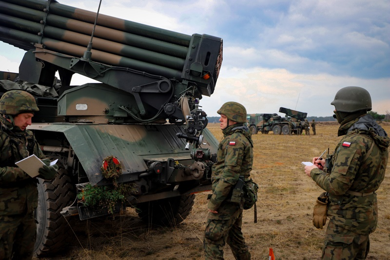 Polska_Zbrojna's tweet photo. Z wyrzutni rakietowych w piechotę i stanowiska dowodzenia przeciwnika. W Żaganiu szkolili się przyszli oficerowie artylerii @MON_GOV_PL @AWL_Wroc
https://t.co/lMHOJzAHWV https://t.co/xN3ddb9HE3
