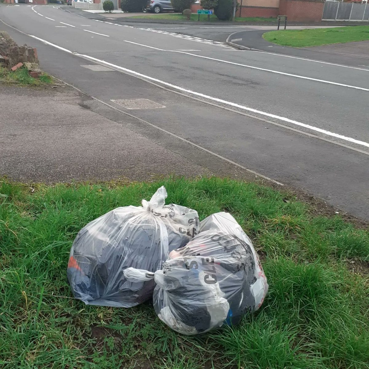 Richard & Tracey wrapped up their workday to clean up their adopted streets in the Yew Tree estate!
They collected 8 bags of litter and bits of flytipping - making their community shine!  #adoptastreet #litterpickersofsandwell #volunteersareawesome @SercoESUK @sandwellcouncil