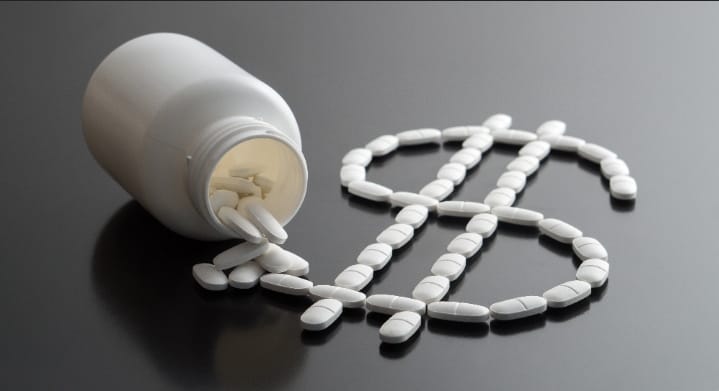 MeghUpdates's tweet photo. Modi Govt tightens noose on pharmaceutical companies.

Central govt has announced a uniform code of conduct for the marketing of medicines & said that no pharma company will neither give any gift to any doctor nor send doctors and their family members abroad in the name of workshops & seminars. 

Pharma cos can no longer bear expenses of doctors traveling abroad or to other cities within the country & staying in expensive hotels.
https://t.co/GaCoV8BaUF