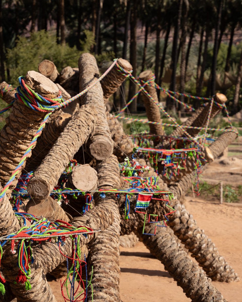 Obaid Alsafi's 'Palms in Eternal Embrace', winner of the 6th #IthraArtPrize, beautifully explores Saudi Arabia’s rich history and landscapes. A captivating blend of culture and art, his artwork is on display at the #AlUlaOasis until 23 Mar. 
#ArtsAlUla