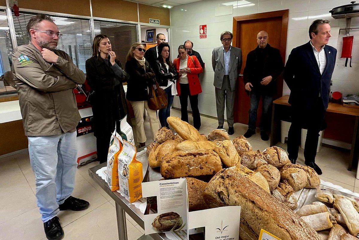 kriesgo's tweet photo. Que alegría y orgullo de evento 25 aniversario @Speltastur ESCANDA ASTURIANA compartido con familia y amistades en Sotiello #Lena enhorabuena @fernandofarpon y equipo y gracias a @lluisnel y a @ChemaFida y a @CarmenCriesgo por la ayuda #escanda #Asturias https://t.co/278tr6LU2W