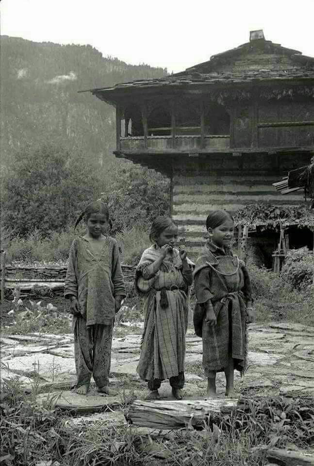 कुल्लू की संस्कृति को दर्शाती पुरानी तस्वीर
 #kullumanali #kullu #historyofkullu #historyofhimachalpradesh #kulluvalley #kullumanaliadvantures #kullumanaliheavenonearth  #historyofhimachal #Himachal
