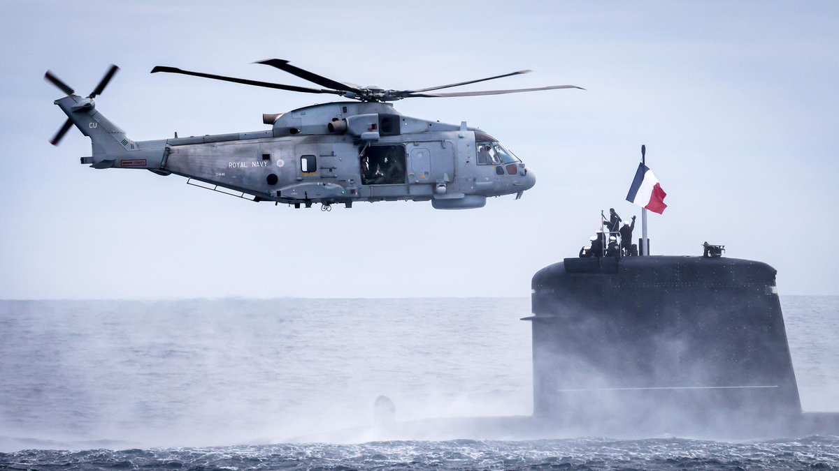 [#JeudiPhoto 📸] Vous avez dit haut niveau de coopération ? 🇬🇧🇫🇷 👉Manœuvres conjointes avec la @RoyalNavy et notre sous-marin nucléaire d’attaque dans les eaux froides de l’arctique lors de l’exercice #NordicResponse. 📷@DefenceHQ 🤝