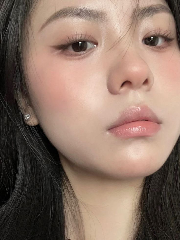 ถ้าแต่งวอร์มโทนหมอง คูลโทนก็หมอง ลอง natural makeup ดู เป็นโทนกลางๆละมุนๆ ที่แต่งรอดแทบทุกคนเลย✨

มารวมเมคอัพโทน natural ให้คับ ทั้งบลัช พาเลตตา ลิปที่ใช้บ่อยๆ
(รีวิวต่อให้ใรเธรดนะคะ)