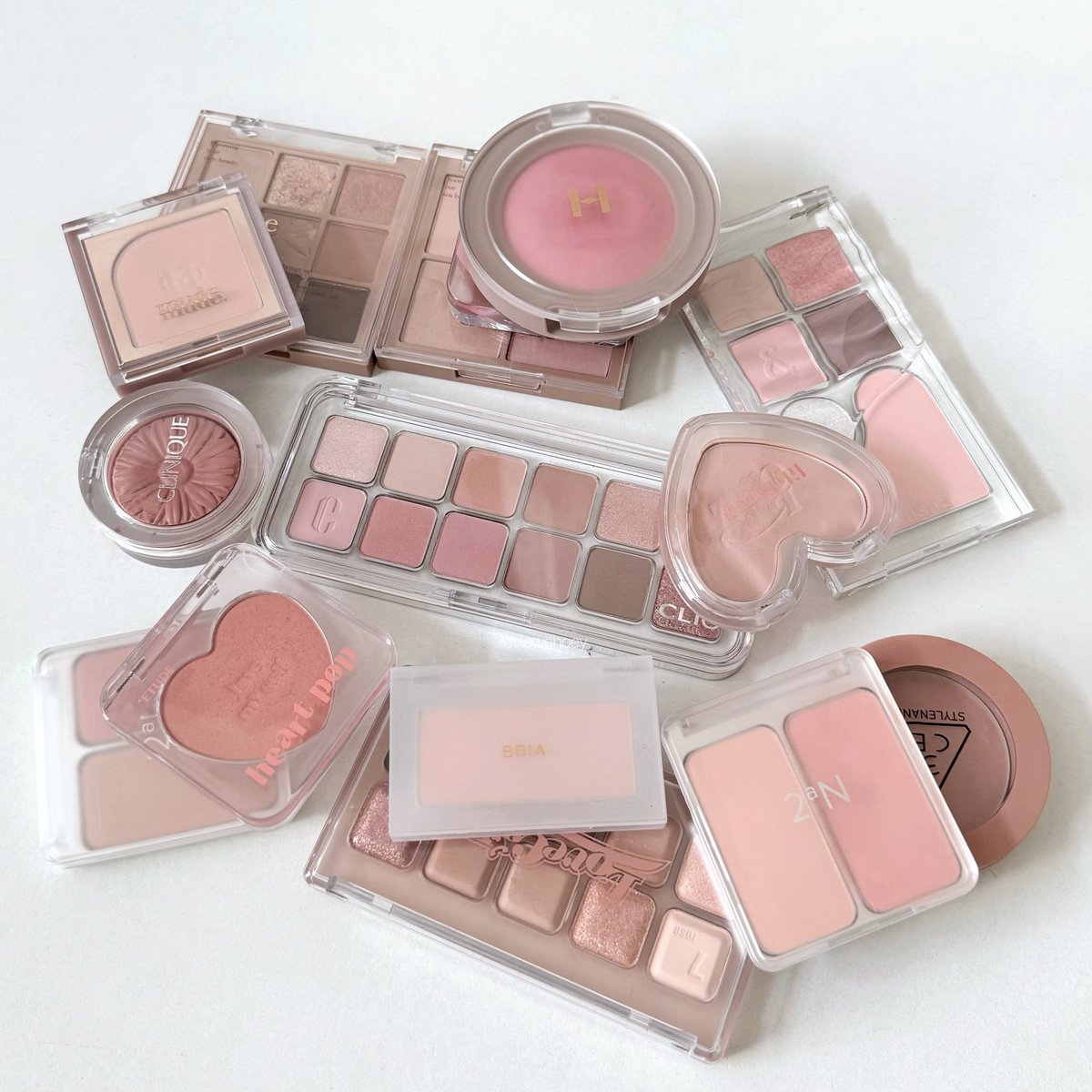 reviewchoey's tweet photo. ถ้าแต่งวอร์มโทนหมอง คูลโทนก็หมอง ลอง natural makeup ดู เป็นโทนกลาง���ละมุนๆ ที่แต่งรอดแทบทุกคนเลย✨

มารวมเมคอัพโทน natural ให้คับ ทั้งบลัช พาเลตตา ลิปที่ใช้บ่อยๆ
(รีวิวต่อให้ใรเธรดนะคะ) https://t.co/blvtN3O2eB