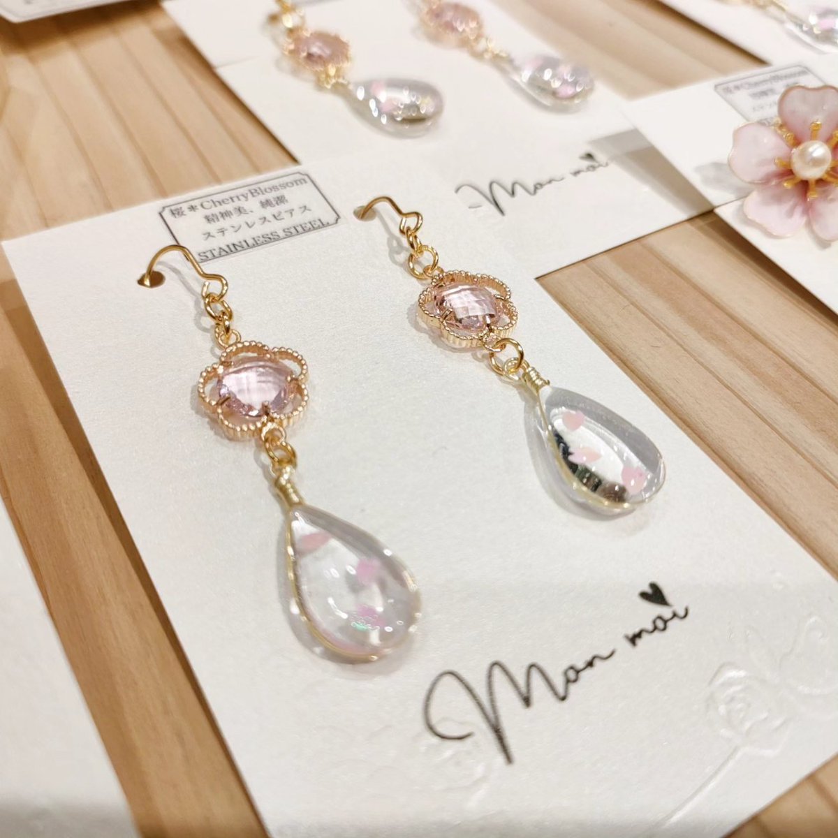HMG_WP's tweet photo. 🌸 #ハンドメイドガーデンズ 🌸
#サンシャインシティ池袋 #アルパ 1F

#monmoi 
ネモフィラや桜モチーフの季節ぴったり新作アイテムが入荷しております💕限定のネモフィラカラーの薔薇必見です👀🌹

#ハンドメイド #hmg_cm
#handmade #accessories #kawaii
#souvenir #japan
#ikebukuro #sunshine https://t.co/3nbLkCmuzz