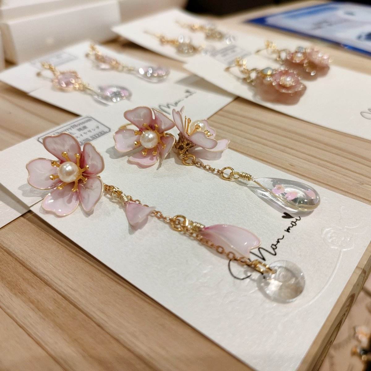 HMG_WP's tweet photo. 🌸 #ハンドメイドガーデンズ 🌸
#サンシャインシティ池袋 #アルパ 1F

#monmoi 
ネモフィラや桜モチーフの季節ぴったり新作アイテムが入荷しております💕限定のネモフィラカラーの薔薇必見です👀🌹

#ハンドメイド #hmg_cm
#handmade #accessories #kawaii
#souvenir #japan
#ikebukuro #sunshine https://t.co/3nbLkCmuzz