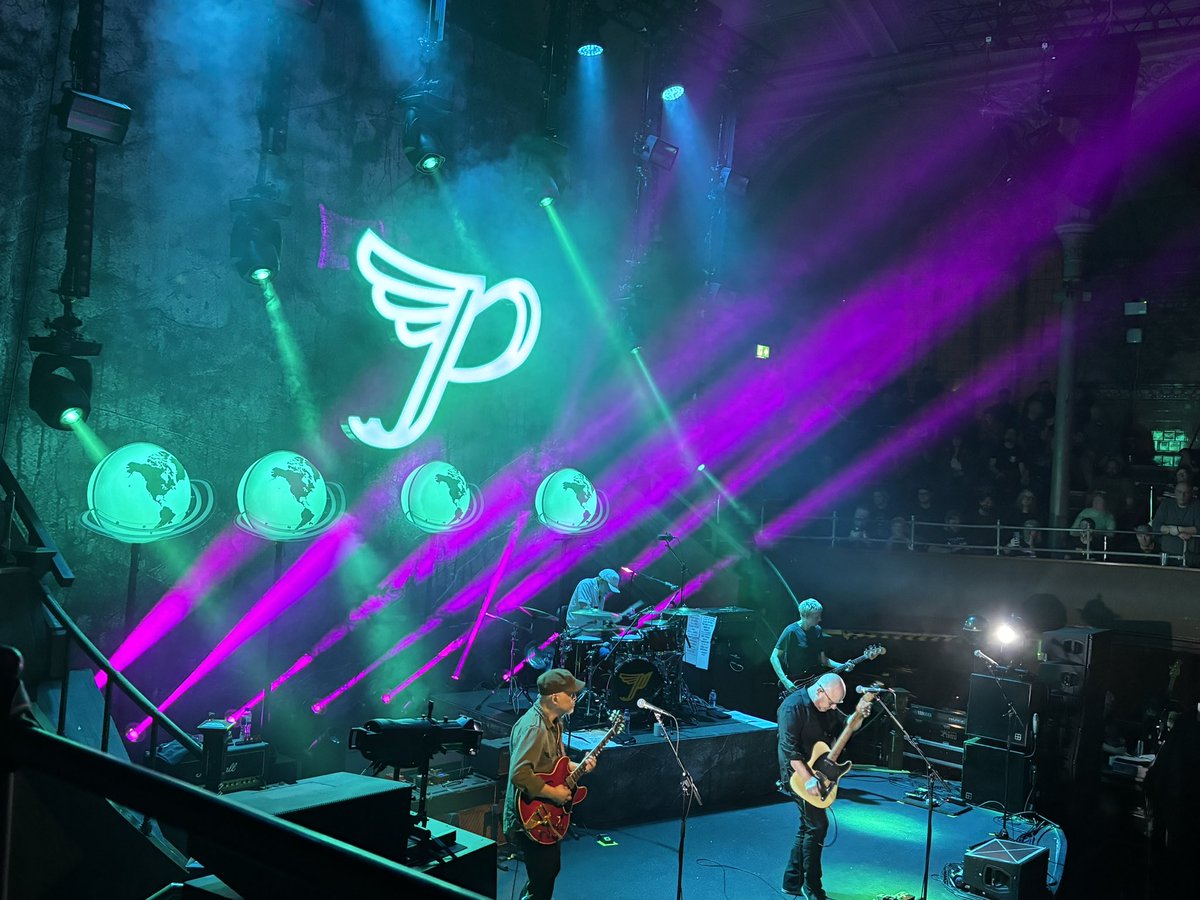 SJT318's tweet photo. @PIXIES the best band ever 🖤what a night .. see you in London on Saturday @ruthbe35 https://t.co/xNgeinFJ1S