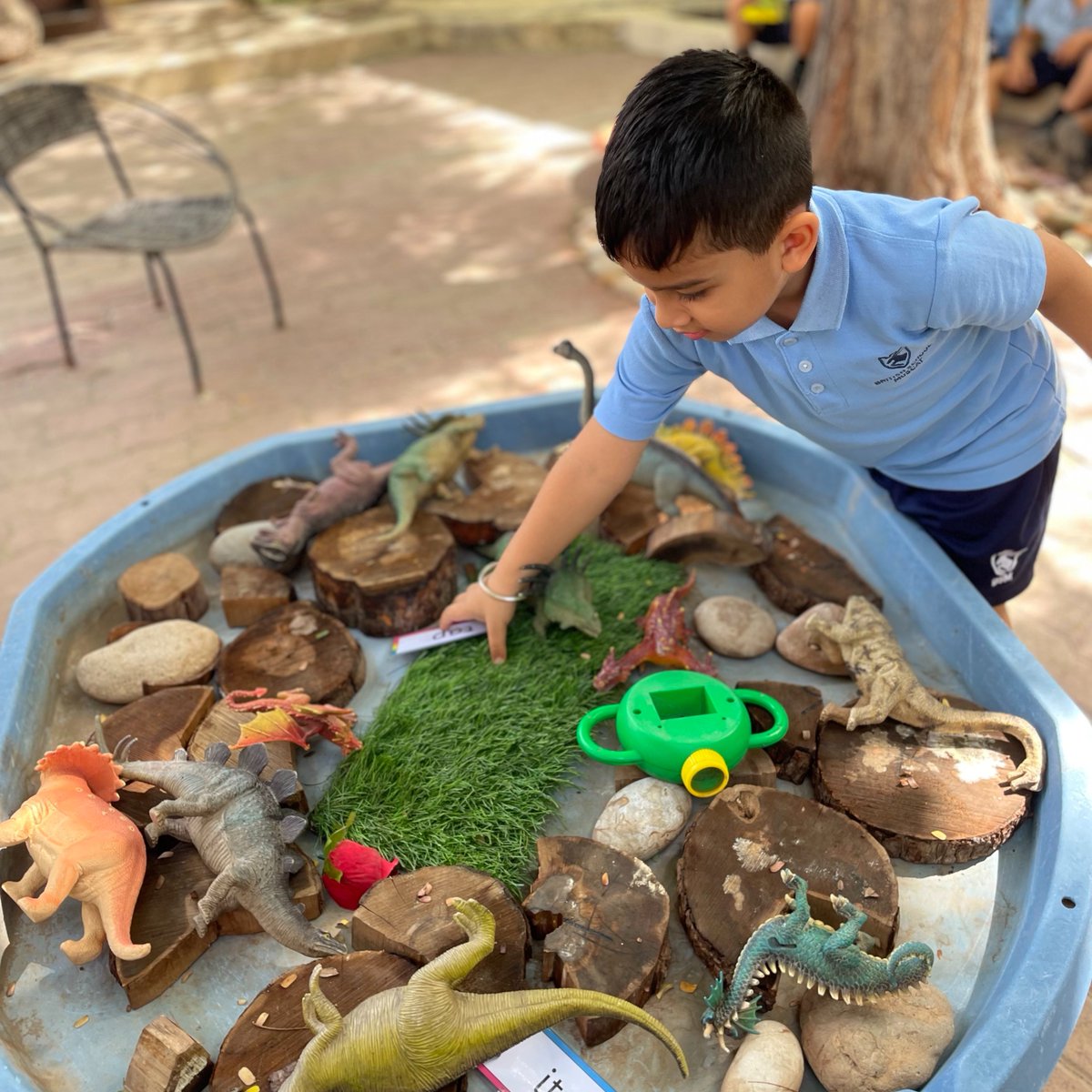 BSMuscatFS1's tweet image. As part of #worldbookweek, FS1 kids had a blast hunting for words in the garden! They found words and practiced reading them. It was super exciting! 📚🌿 #readingfun #FS1 #EYFS