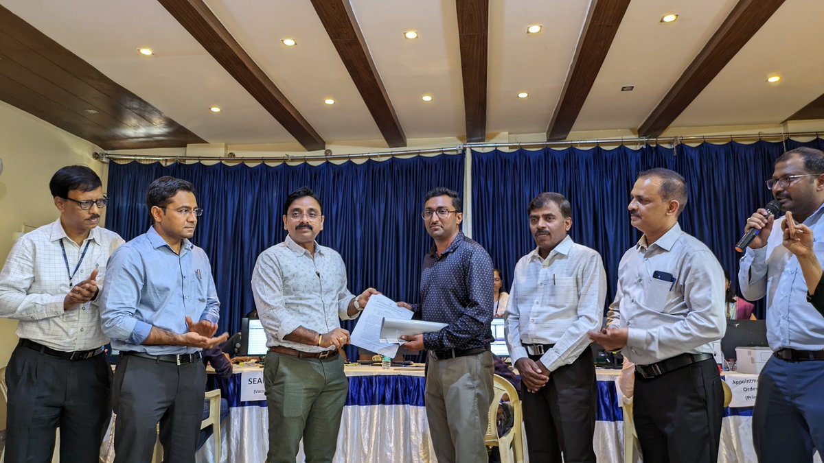 kptcl_official's tweet photo. ಕೆ. ಪಿ. ಟಿ. ಸಿ. ಎಲ್/ ಎಸ್ಕಾಮ್ ಗಳಲ್ಲಿ ಖಾಲಿ ಇದ್ದ ಸಹಾಯಕ ಎಂಜಿನಿಯರ್ ( Elec. ಮತ್ತು civil) ಹಾಗೂ ಕಿರಿಯ ಎಂಜಿನಿಯರ್ ( Elec. ಮತ್ತು civil) ಹುದ್ದೆಗಳಿಗೆ  ನೇಮಕಾತಿ ಪ್ರಕ್ರಿಯೆಯನ್ನು ಪೂರ್ಣಗೊಳಿಸಿದ್ದ ಕೆ. ಪಿ. ಟಿ. ಸಿ. ಎಲ್ ಇಂದು  ಬೆಂಗಳೂರಿನಲ್ಲಿ  384 ಅಭ್ಯರ್ಥಿಗಳ ಸಂದರ್ಶನ ಆರಂಭಿಸಿದ್ದು,  ಆಯ್ಕೆಗೊಂಡ ಅಭ್ಯರ್ಥಿಗಳಿಗೆ https://t.co/sXSfUlt9rz