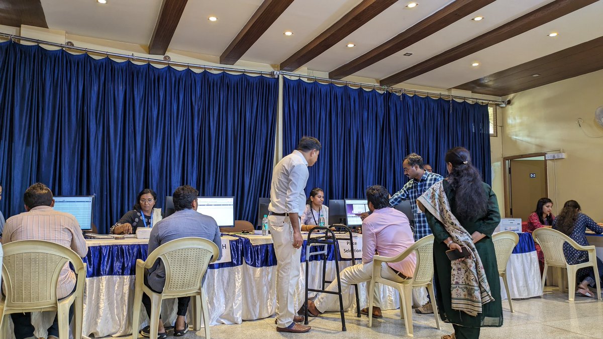 kptcl_official's tweet photo. ಸ್ಥಳದಲ್ಲೇ ನೇಮಕಾತಿ ಪತ್ರಗಳನ್ನು ವಿತರಿಸಿತು. 
ಕೆ. ಪಿ. ಟಿ. ಸಿ. ಎಲ್ ವ್ಯವಸ್ಥಾಪಕ ನಿರ್ದೇಶಕರಾದ ಶ್ರೀ ಪಂಕಜ್ ಕುಮಾರ್ ಪಾಂಡೆ ಅವರ ನೇತೃತ್ವದಲ್ಲಿ,  ತಾಂತ್ರಿಕ ನಿರ್ದೇಶಕರಾದ ಶ್ರೀ ಆರ್. ಜಯಕುಮಾರ್,
ನಿರ್ದೇಶಕರು (ಆ ಮತ್ತು ಮಾಸಂ) ಶ್ರೀ. ವಿಜಯ್.‌ ಬಿ.ಪಿ ಸೇರಿದಂತೆ ಹಿರಿಯ ಅಧಿಕಾರಿಗಳು ಈ  ಸಂದರ್ಶನದ ಮುಂದಾಳತ್ವ ವಹಿಸಿದ್ದರು. https://t.co/yrtKY1Nf6F