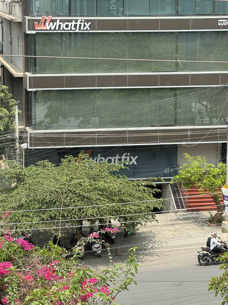 Everywhere I look in HSR, I see a @gsf_fund portfolio startup. This is the view of @whatfix from the window of @KiranaClubApp, both part of our portfolio in HSR We have over 15 startups in HSR Layout. Time to open a GSF office here.