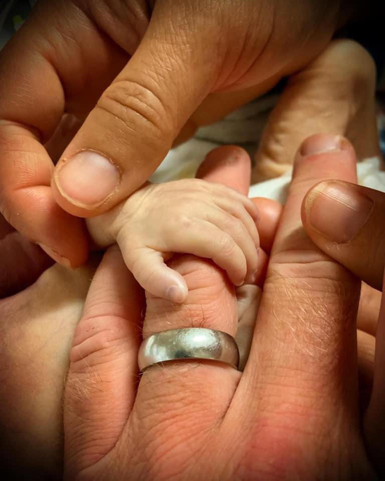 👉🏻Үдэш болжээ. Нэгэн сургуулийн бага ангийн багш эмэгтэй унтахаасаа өмнө сурагчдынхаа дэвтрийг засахаар суулаа. Хэсэг хугацааны дараа тэр нүүрээ даран тонгойн суух нь yйлaад бaйна уу гэлтэй. Сэтгэл хөдлөл нь түүний биеэ барих чадварыг орхигдуулж нyлимсаа барьж чадахаа больжээ.