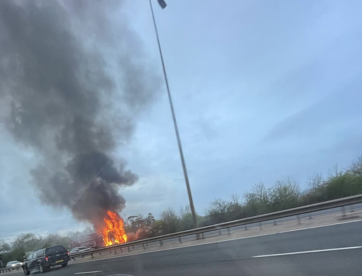 BREAKING: Live updates as M5 northbound in Worcestershire closes due to lorry fire worcesternews.co.uk/news/24183973.…