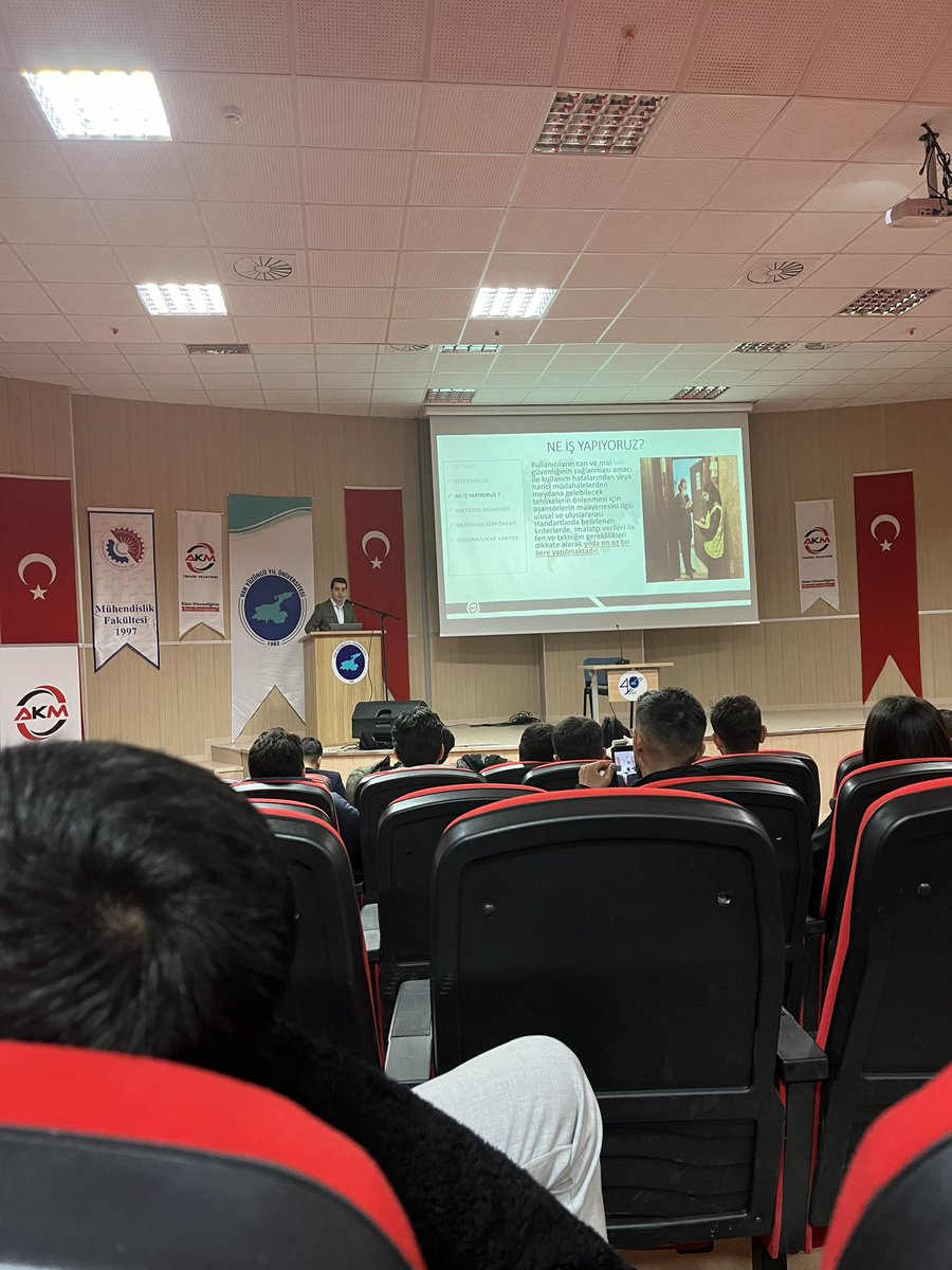 AkmTeknik's tweet photo. Van Yüzüncü Yıl Üniversitesinde düzenlenen “Girişimcilik Zirvesinde” Genel Müdürümüz Muzaffer Yaşar, asansör sektöründe mühendisliğin öneminden bahsetti ve mühendislik fakültesi öğrencilerinin sorularını cevapladı

#Girişimcilik  #AkmTeknik #Asansör #VanYüzüncüYıl #Kariyer #Van https://t.co/VXAOgKTH60