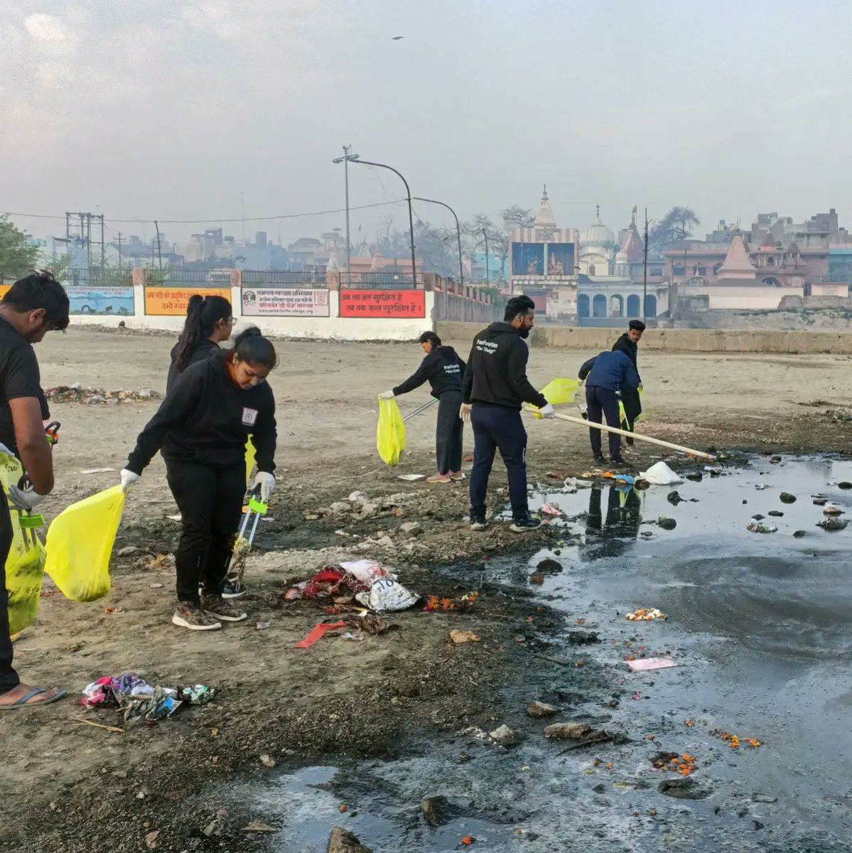 Week 100 Day 2 | Cleanup Ramganga Campaign 🌊🧹♻️ The team celebrated #InternationalDayofActionforRiver by conducting a cleanliness drive at Ramganga bank. #saveramganga #savewater #saveenvironment 💚♻️ @cleanganganmcg @Comm_Moradabad @CMOfficeUP @swatantrabjp @DMMoradabad