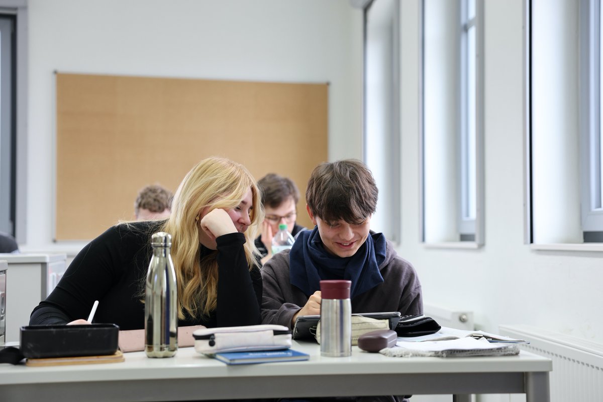 ECOLE_actuelle's tweet photo. Gemeinsam zum Abitur! Wir trafen uns an diesem Samstag in der Schule, um unsere Abiturienten bestmöglich auf die schriftlichen Abiturprüfungen vorzubereiten. #Abiturvorbereitung #Physikunterricht #gemeinsamesLernen #InternationalGymnasiumPierreTrudeau https://t.co/g0OWEHny4c