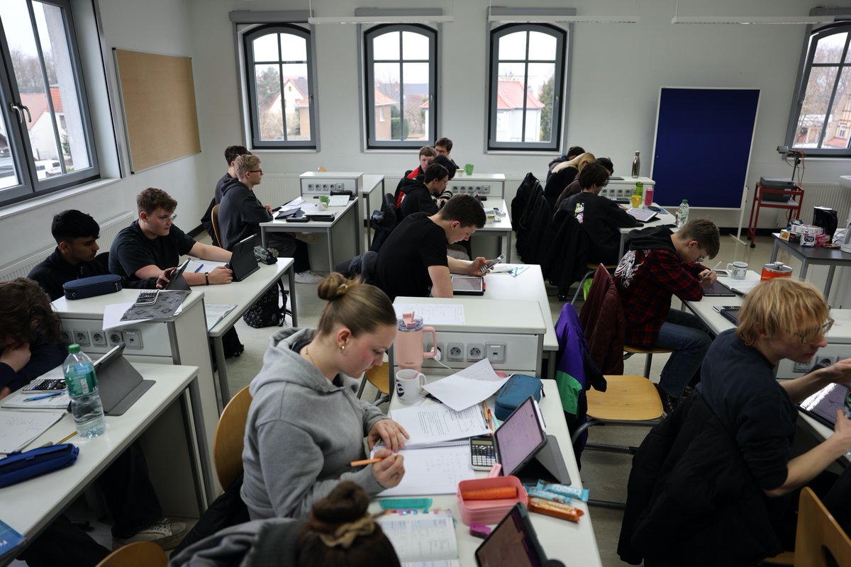 ECOLE_actuelle's tweet photo. Gemeinsam zum Abitur! Wir trafen uns an diesem Samstag in der Schule, um unsere Abiturienten bestmöglich auf die schriftlichen Abiturprüfungen vorzubereiten. #Abiturvorbereitung #Physikunterricht #gemeinsamesLernen #InternationalGymnasiumPierreTrudeau https://t.co/g0OWEHny4c