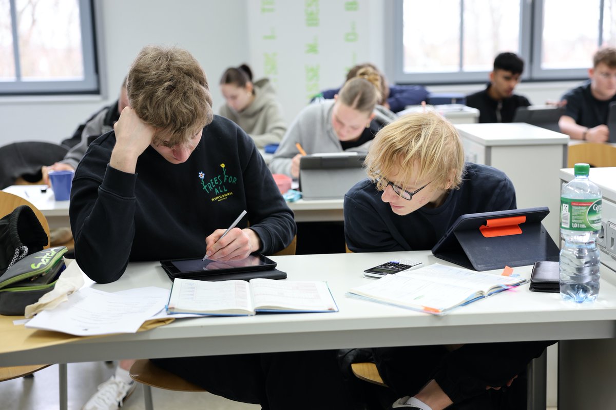 ECOLE_actuelle's tweet photo. Gemeinsam zum Abitur! Wir trafen uns an diesem Samstag in der Schule, um unsere Abiturienten bestmöglich auf die schriftlichen Abiturprüfungen vorzubereiten. #Abiturvorbereitung #Physikunterricht #gemeinsamesLernen #InternationalGymnasiumPierreTrudeau https://t.co/g0OWEHny4c